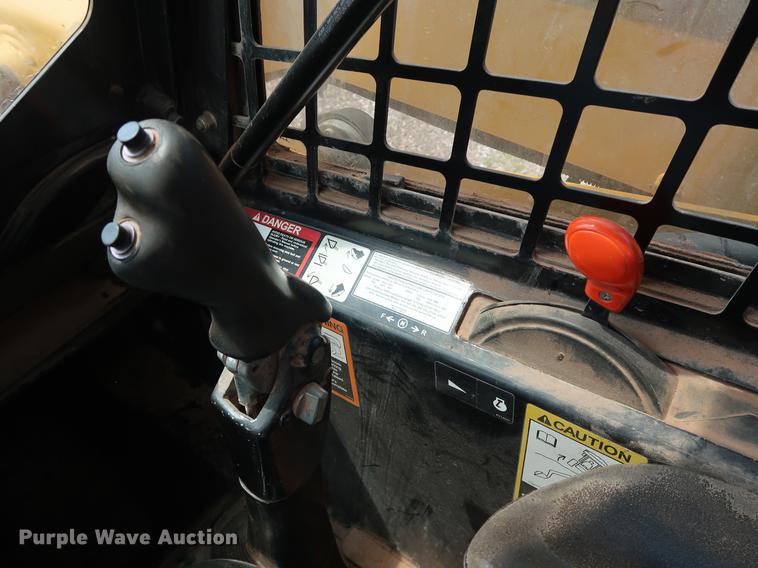 image for item DG3475 2008 John Deere 325 skid steer