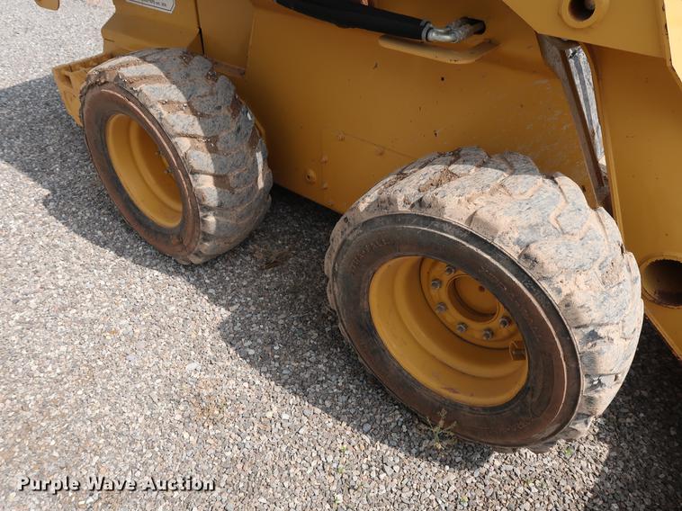 image for item DG3475 2008 John Deere 325 skid steer