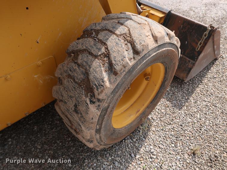 image for item DG3475 2008 John Deere 325 skid steer