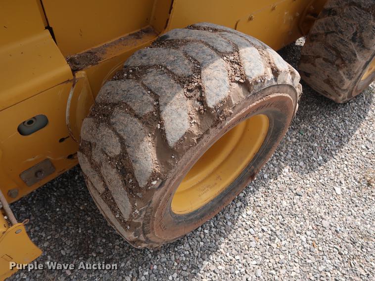 image for item DG3475 2008 John Deere 325 skid steer