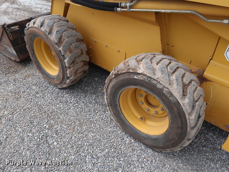 image for item DG3475 2008 John Deere 325 skid steer