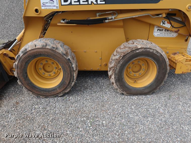 image for item DG3475 2008 John Deere 325 skid steer