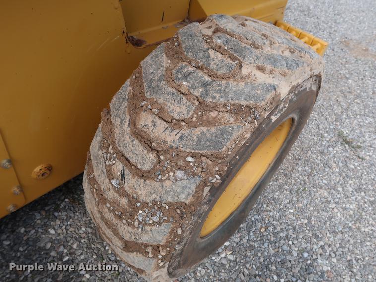 image for item DG3475 2008 John Deere 325 skid steer