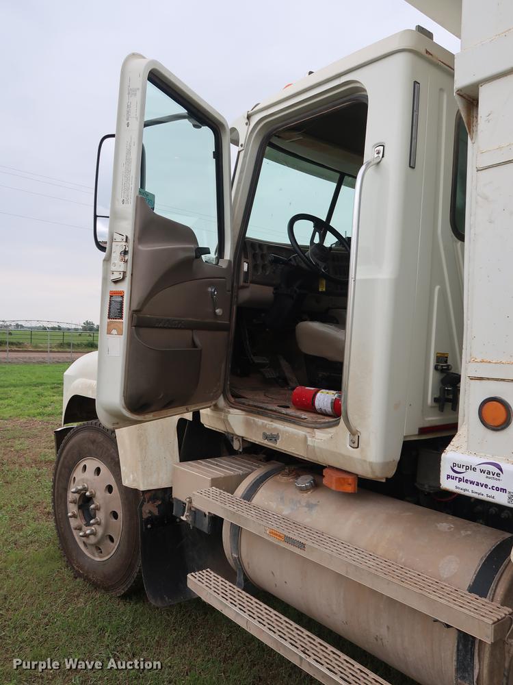 image for item DG3486 2007 Mack CHN613 dump truck