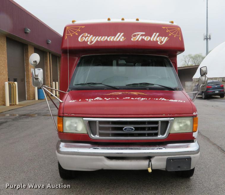 image for item DG3973 2003 Ford Econoline E450 Super Duty shuttle bus