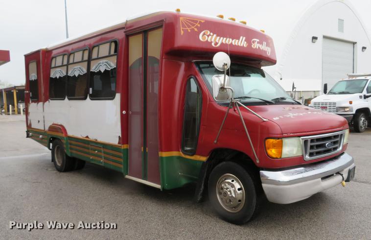 image for item DG3973 2003 Ford Econoline E450 Super Duty shuttle bus