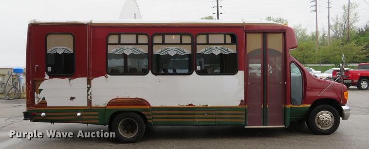 image for item DG3973 2003 Ford Econoline E450 Super Duty shuttle bus