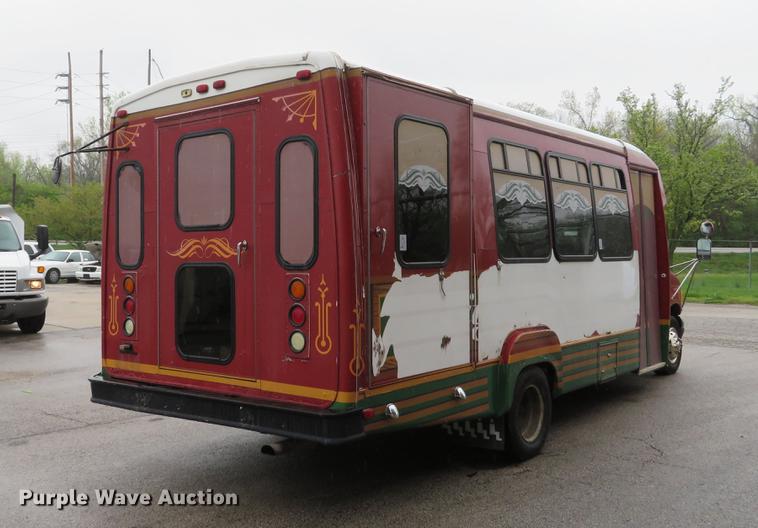 image for item DG3973 2003 Ford Econoline E450 Super Duty shuttle bus