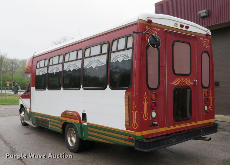 image for item DG3973 2003 Ford Econoline E450 Super Duty shuttle bus