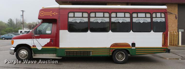 image for item DG3973 2003 Ford Econoline E450 Super Duty shuttle bus