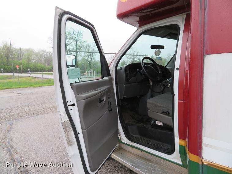 image for item DG3973 2003 Ford Econoline E450 Super Duty shuttle bus