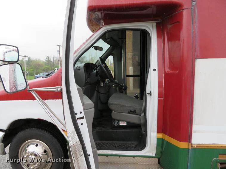 image for item DG3973 2003 Ford Econoline E450 Super Duty shuttle bus