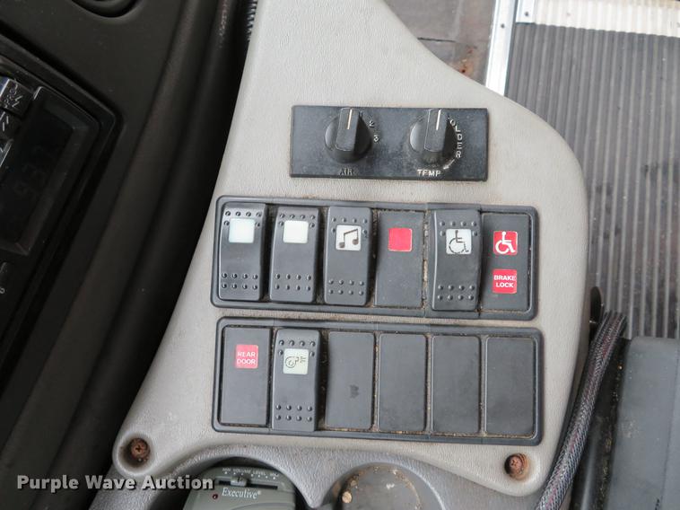 image for item DG3973 2003 Ford Econoline E450 Super Duty shuttle bus