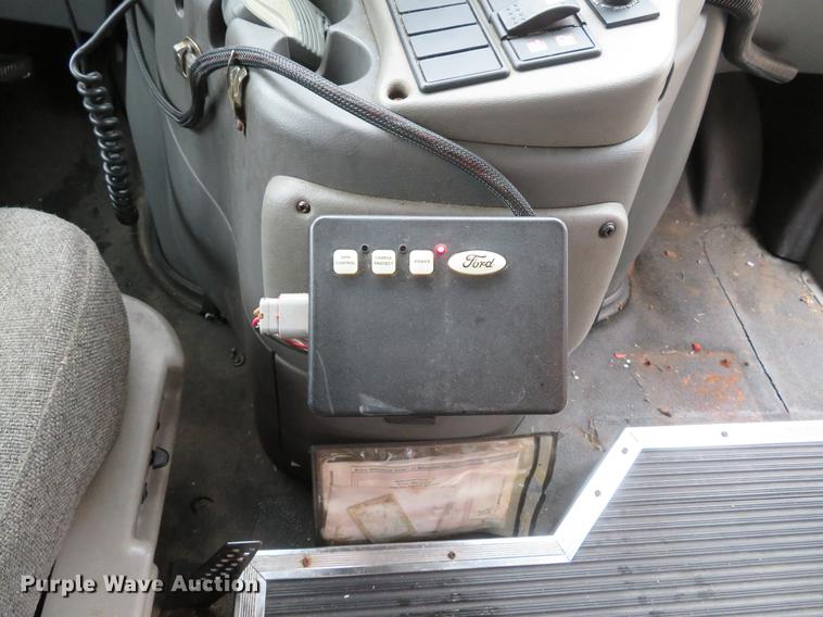 image for item DG3973 2003 Ford Econoline E450 Super Duty shuttle bus