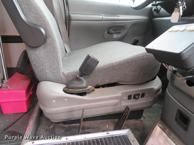 image for item DG3973 2003 Ford Econoline E450 Super Duty shuttle bus