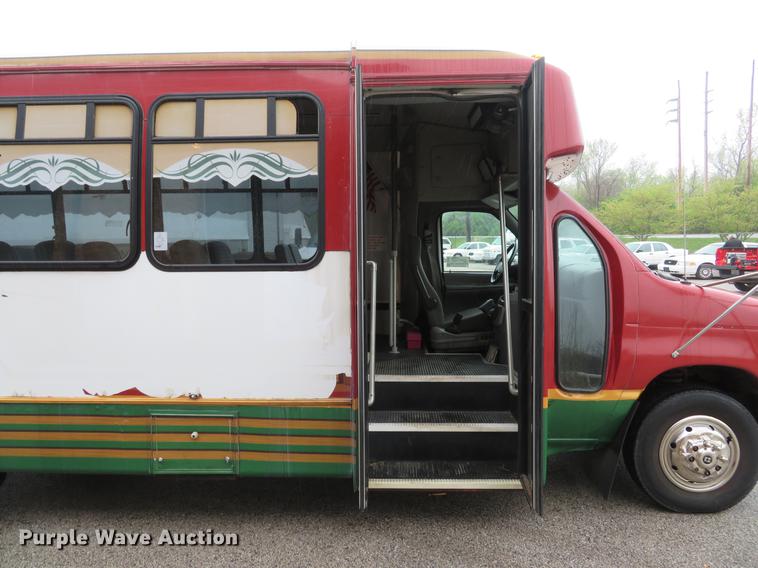 image for item DG3973 2003 Ford Econoline E450 Super Duty shuttle bus