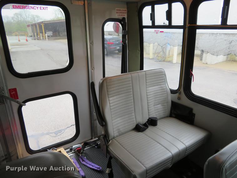 image for item DG3973 2003 Ford Econoline E450 Super Duty shuttle bus