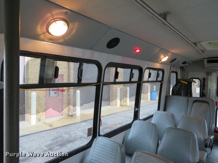image for item DG3973 2003 Ford Econoline E450 Super Duty shuttle bus