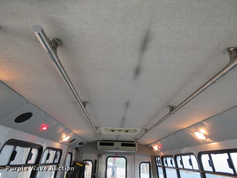 image for item DG3973 2003 Ford Econoline E450 Super Duty shuttle bus
