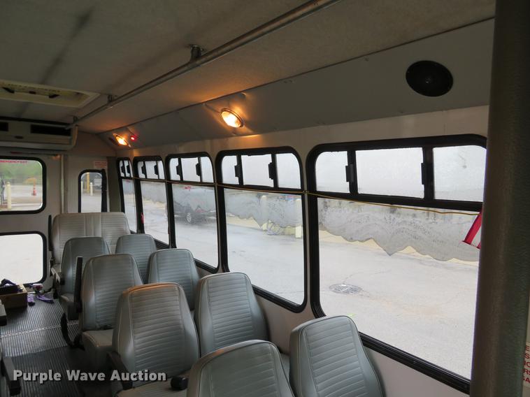 image for item DG3973 2003 Ford Econoline E450 Super Duty shuttle bus