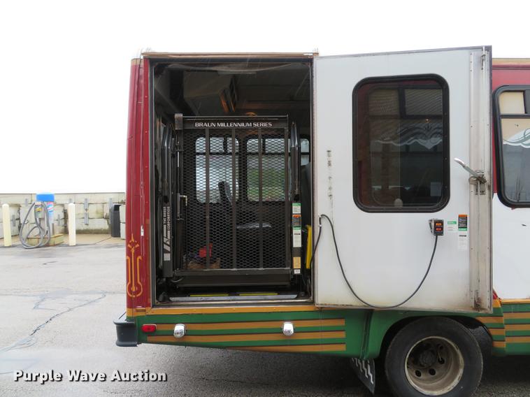 image for item DG3973 2003 Ford Econoline E450 Super Duty shuttle bus