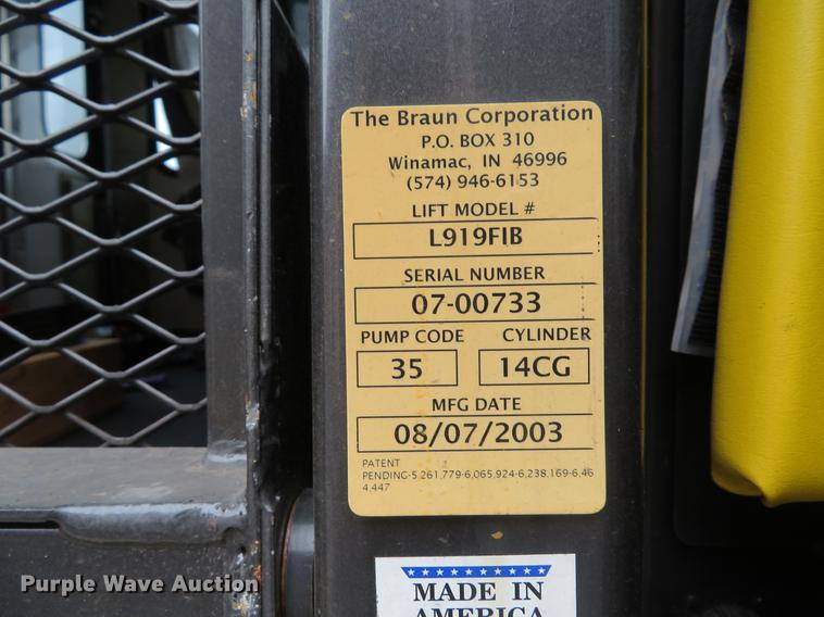 image for item DG3973 2003 Ford Econoline E450 Super Duty shuttle bus