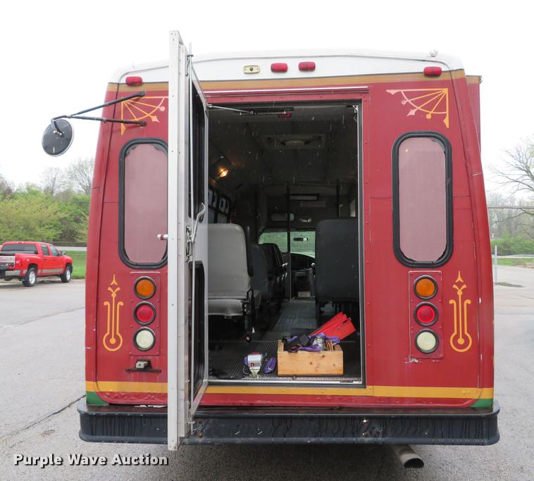 image for item DG3973 2003 Ford Econoline E450 Super Duty shuttle bus