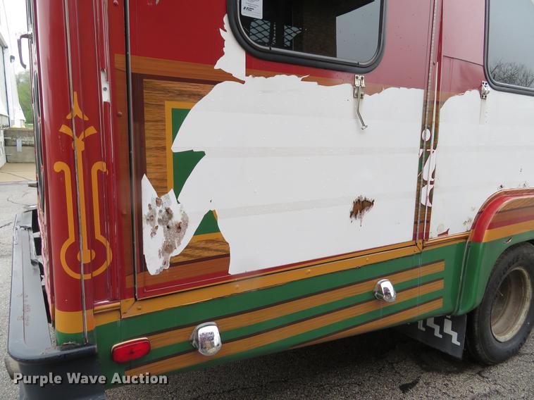 image for item DG3973 2003 Ford Econoline E450 Super Duty shuttle bus