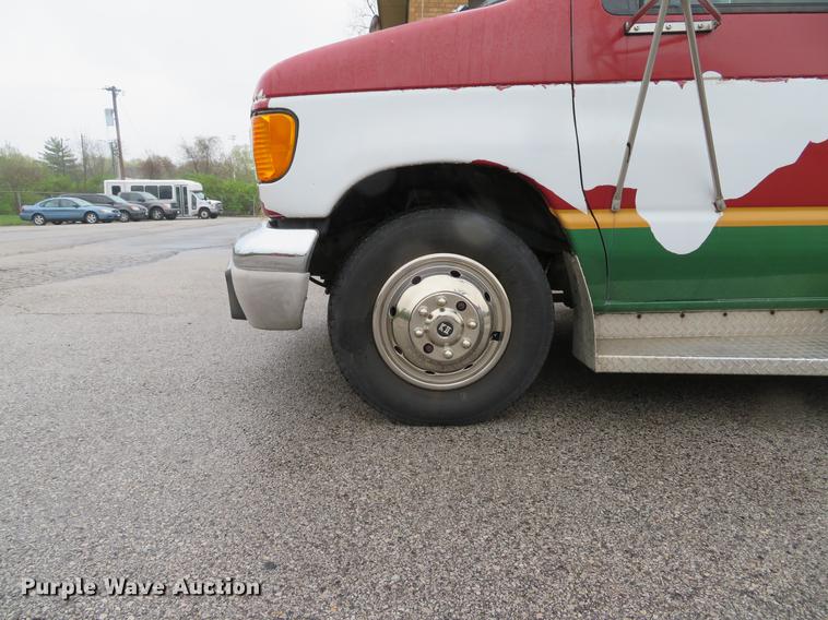 image for item DG3973 2003 Ford Econoline E450 Super Duty shuttle bus