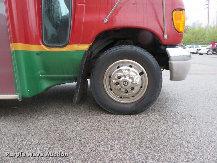 image for item DG3973 2003 Ford Econoline E450 Super Duty shuttle bus