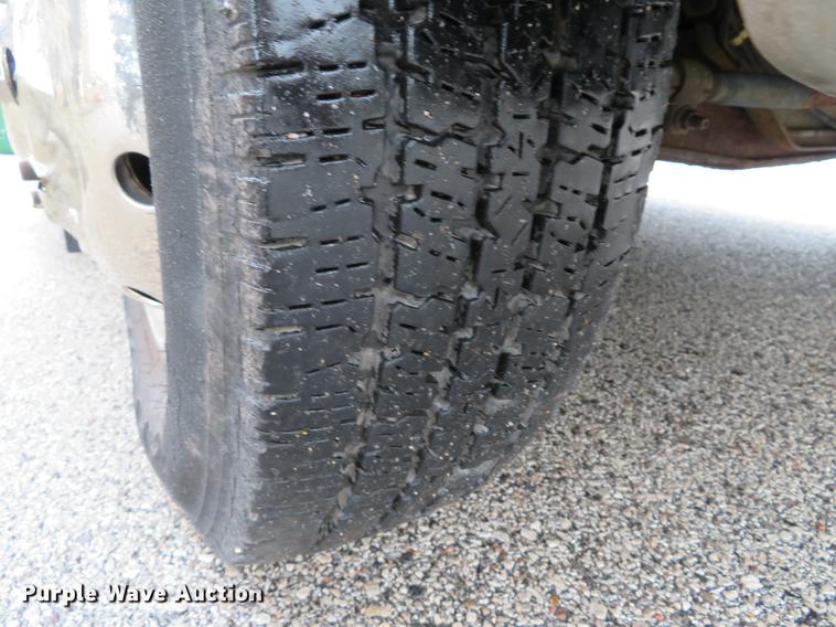 image for item DG3973 2003 Ford Econoline E450 Super Duty shuttle bus