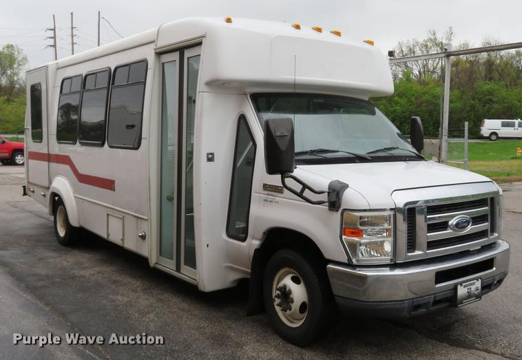 image for item DG3974 2010 Ford Econoline E450 Super Duty shuttle bus
