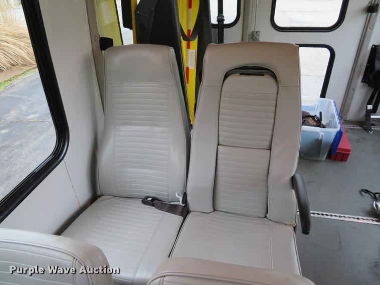 image for item DG3974 2010 Ford Econoline E450 Super Duty shuttle bus