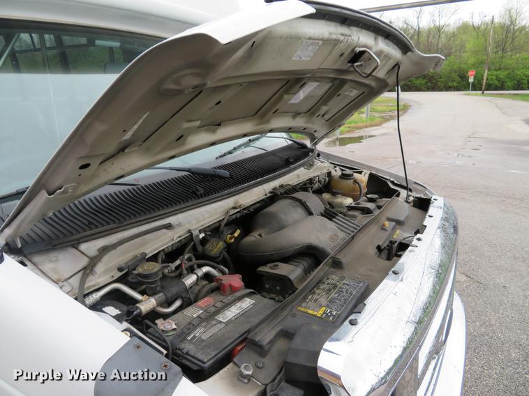 image for item DG3974 2010 Ford Econoline E450 Super Duty shuttle bus