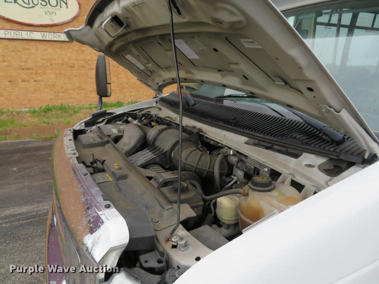 image for item DG3974 2010 Ford Econoline E450 Super Duty shuttle bus