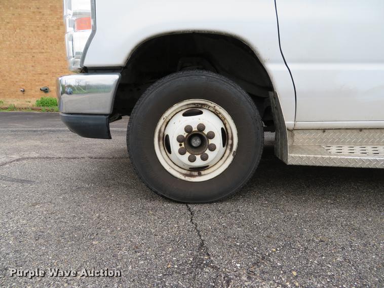 image for item DG3974 2010 Ford Econoline E450 Super Duty shuttle bus