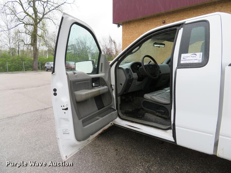 image for item DG3977 2005 Ford F150 XL pickup truck
