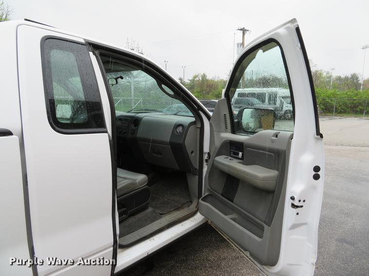 image for item DG3977 2005 Ford F150 XL pickup truck