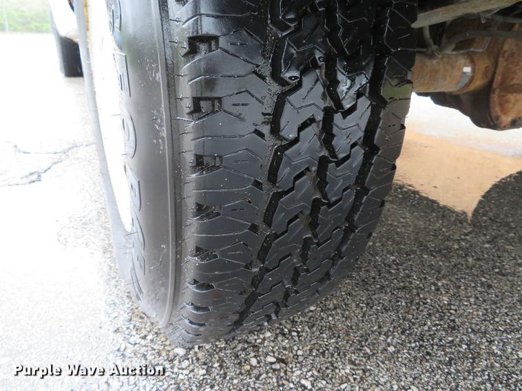 image for item DG3977 2005 Ford F150 XL pickup truck