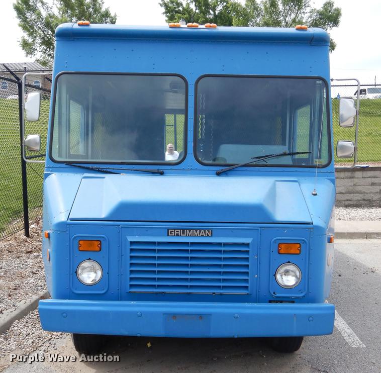 image for item DY9830 1990 Chevrolet P30 Route Star delivery truck