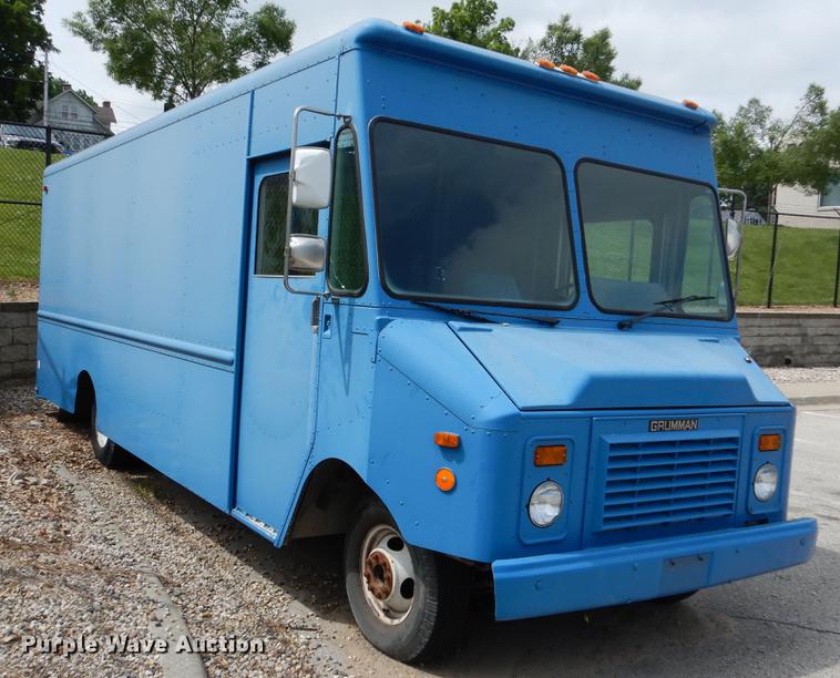 image for item DY9830 1990 Chevrolet P30 Route Star delivery truck