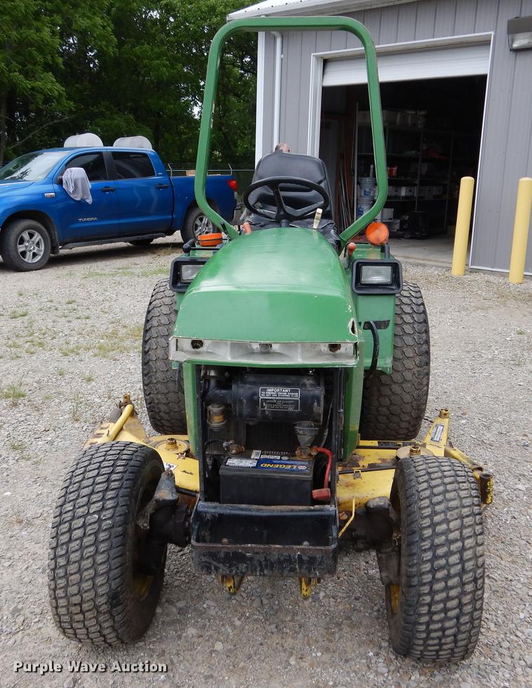 image for item DY9835 2003 John Deere 855 tractor