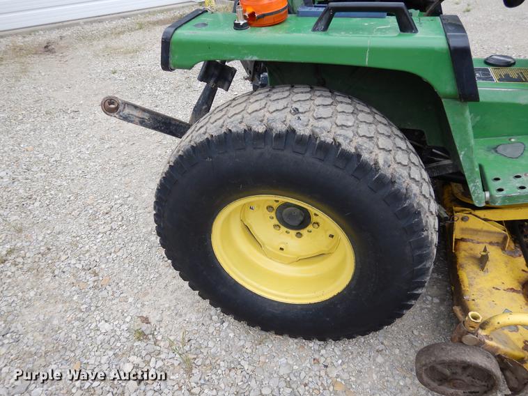 image for item DY9835 2003 John Deere 855 tractor