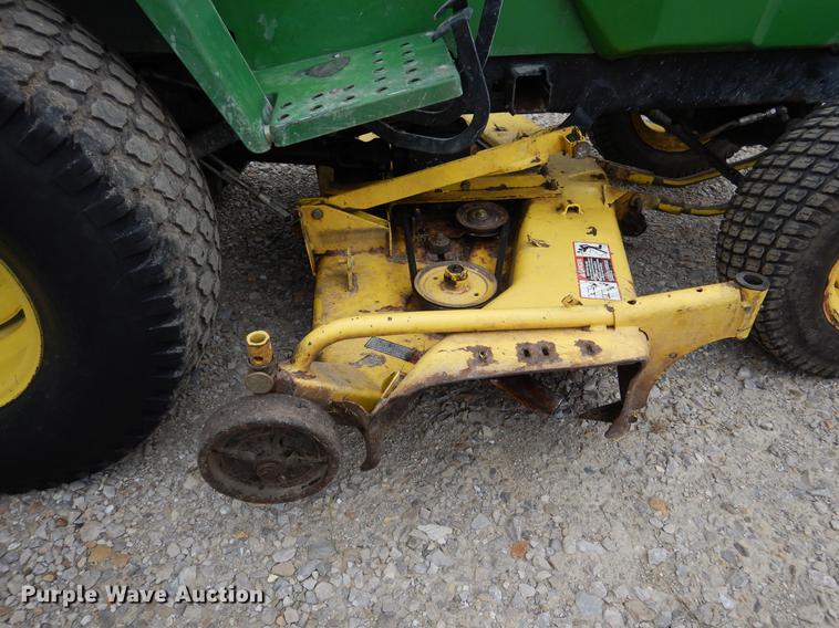 image for item DY9835 2003 John Deere 855 tractor