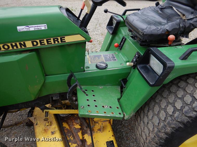 image for item DY9835 2003 John Deere 855 tractor