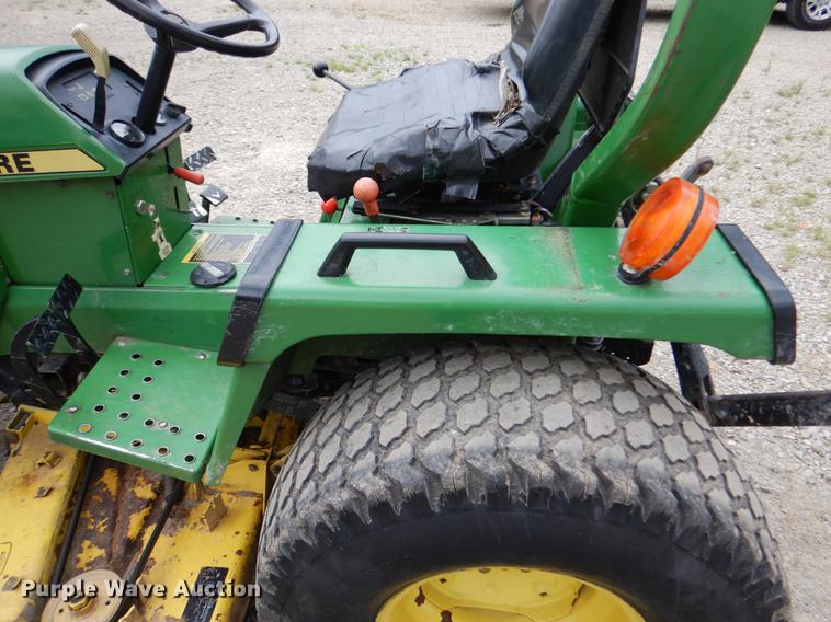 image for item DY9835 2003 John Deere 855 tractor