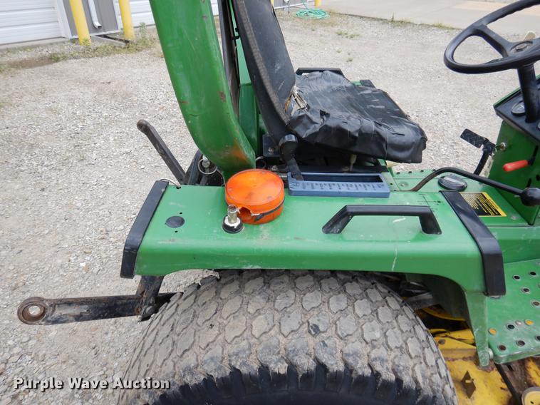 image for item DY9835 2003 John Deere 855 tractor