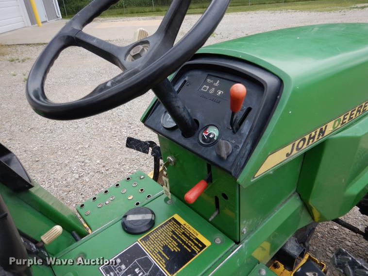 image for item DY9835 2003 John Deere 855 tractor