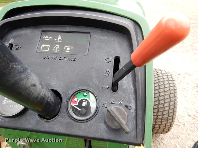 image for item DY9835 2003 John Deere 855 tractor