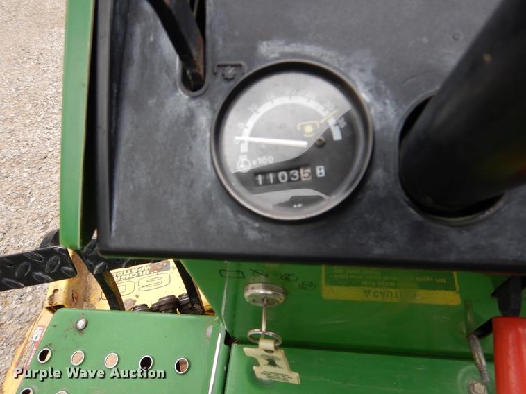 image for item DY9835 2003 John Deere 855 tractor